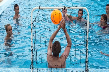 Waterpolo dans la piscine