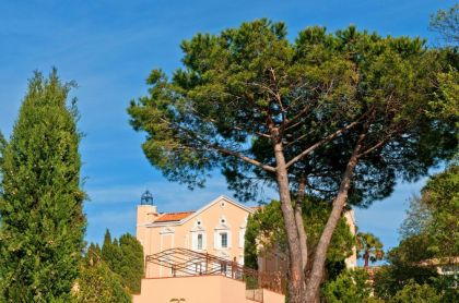 Dominez toute la vallée et le village médiéval de Roquebrune