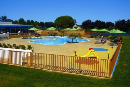 Piscine aménagée pour le plaisir de tous !