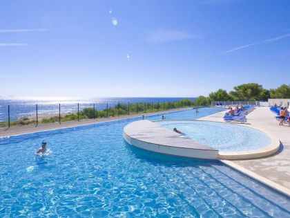 La piscine avec vue panoramique sur la Méditerranée