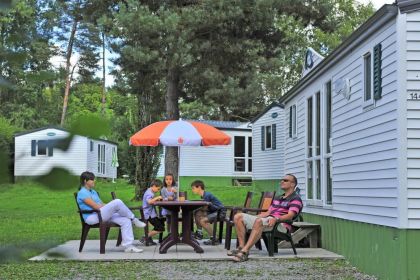 70 pavillons de deux niveaux et 12 mobile-homes