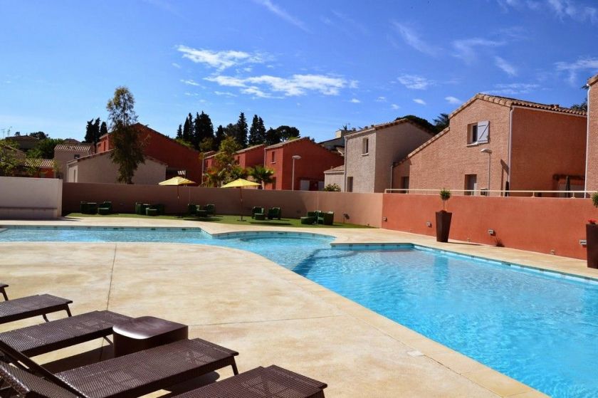 La piscine extérieure de la Résidence Le Domaine de Bacchus à Saint Christol