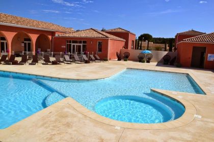 La piscine extérieure de la Résidence Le Domaine de Bacchus à Saint Christol